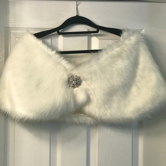 Accessories - Beautiful Faux Fur Stole